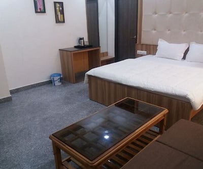 https://imgcld.yatra.com/ytimages/image/upload/t_hotel_yatra_city_desktop/v1452581183/Domestic Hotels/Hotels_Kota/Hotel Midtown Grand/Room_view.jpg